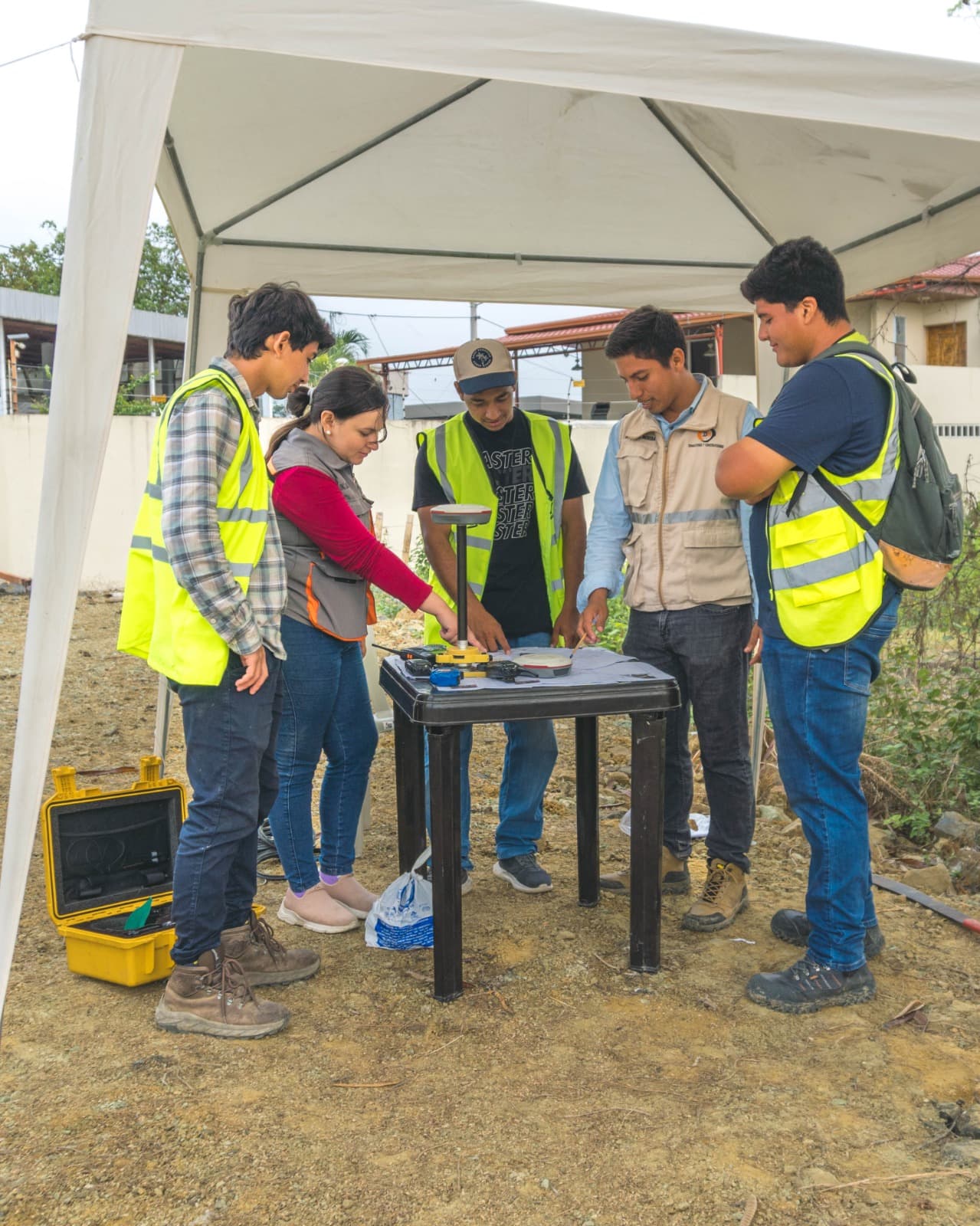 Equipo de DEMMA S.A. realizando un levantamiento topográfico en campo