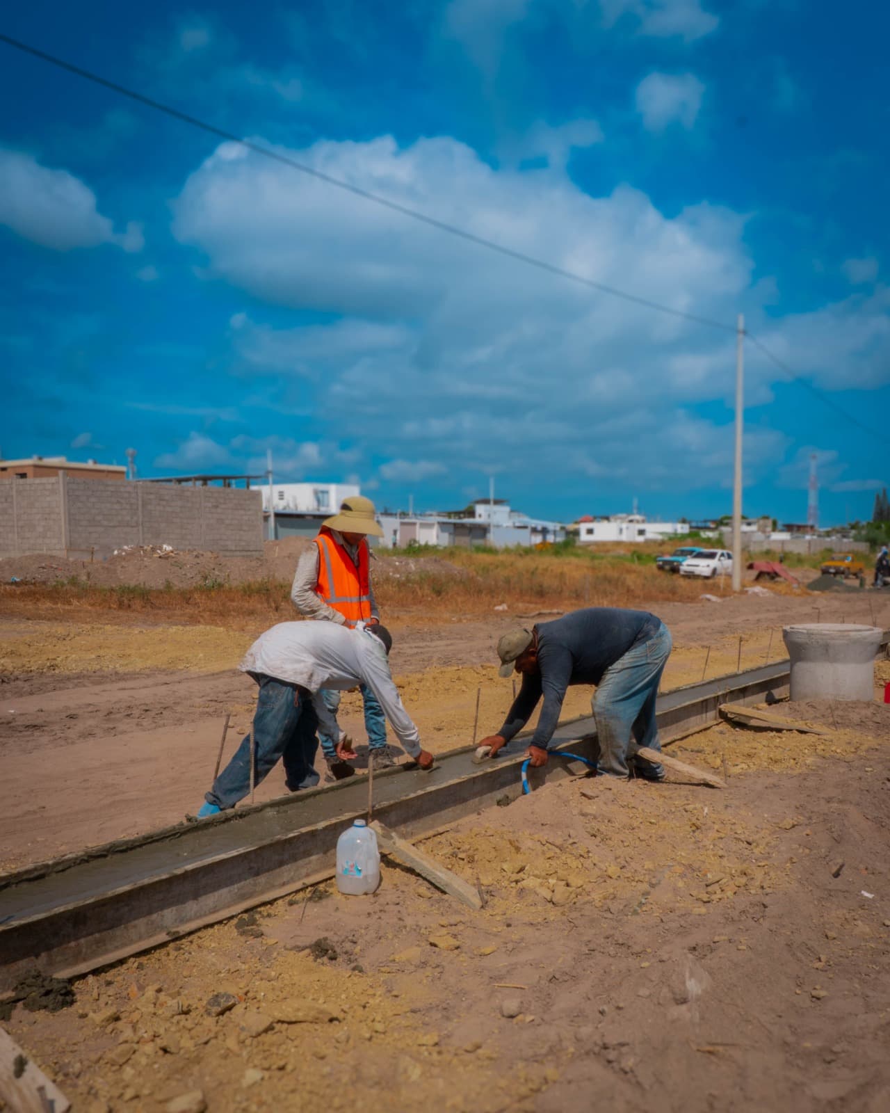 Técnicos de DEMMA S.A. con equipo GPS/GNSS en terreno