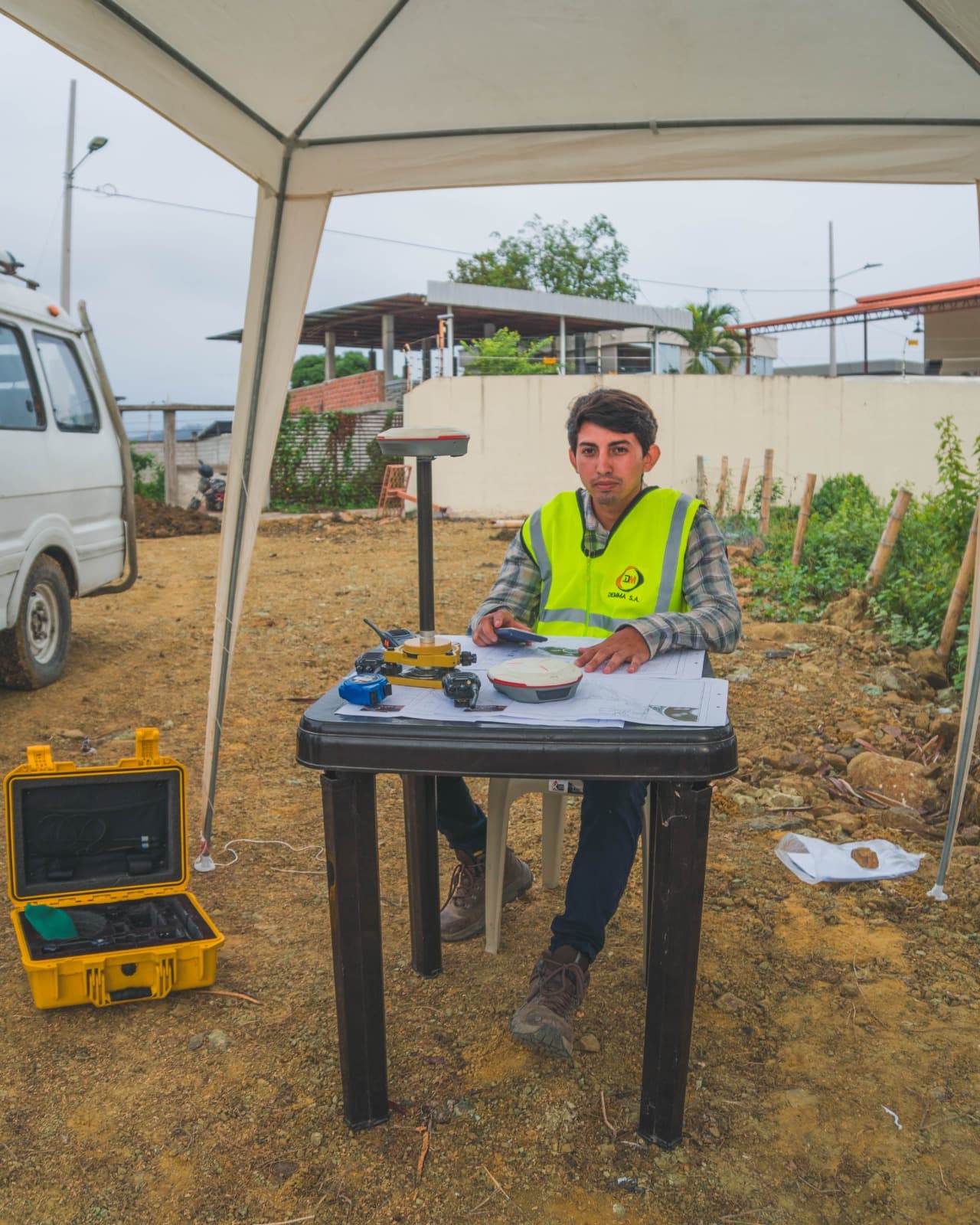Técnico de DEMMA S.A. con equipo de estación GNSS
